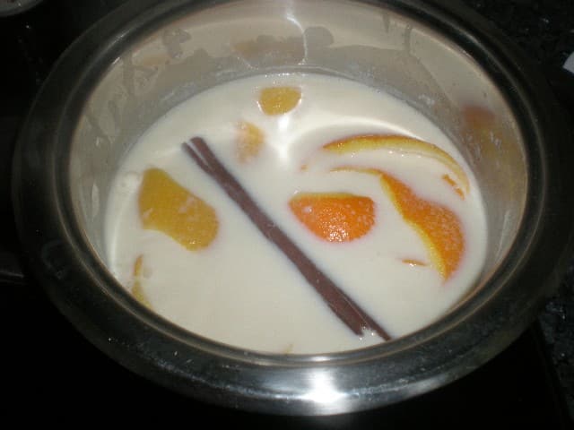 Hervir la leche con cáscaras de naranja, limón y canela