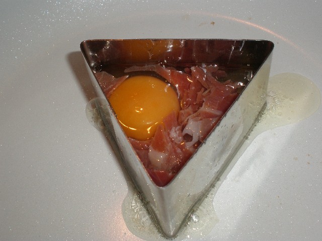 Triangulito de huevo y jamón serrano