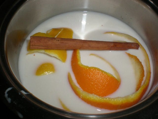 Leche con cáscaras de naranja, limón y canela