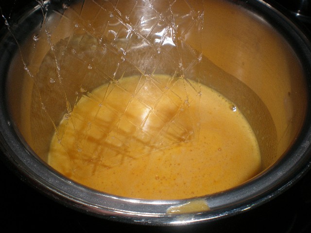 Meter hojas de gelatina en zumo de mandarina