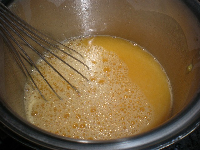 Mezclar la gelatina con el zumo de mandarina