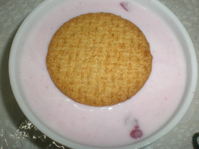 Poner la galleta encima de yogur