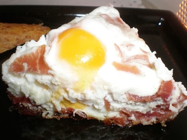 Triangulito de huevo y jamón serrano