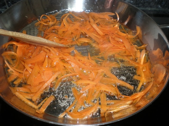 Freír tiras de zanahoria