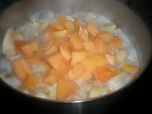 Elaborar mermelada de plátano y papaya con cítricos