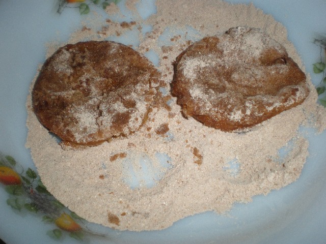 Pasar las torrijas de manzana por azúcar y canela 