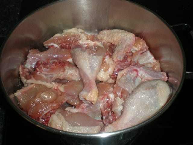 Pollo con sal en la cazuela