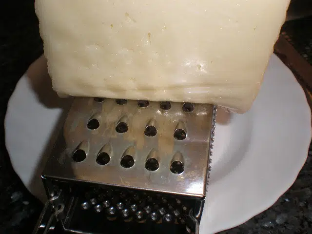 Rallar queso de oveja tierno