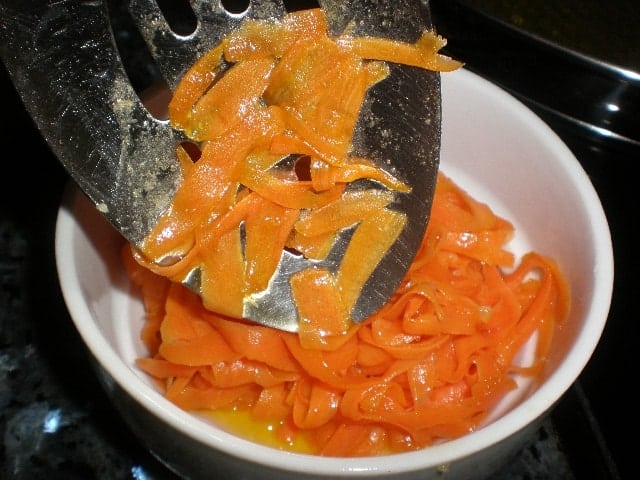 Tiras de zanahoria fritas