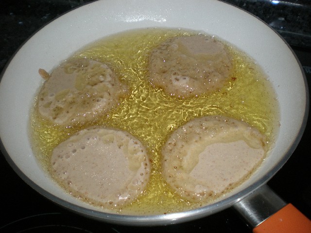 Freír las torrijas de manzana 