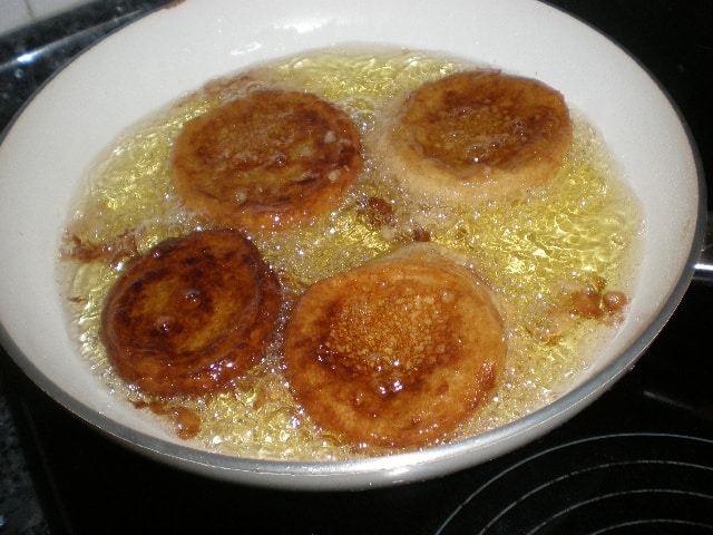 Freír las torrijas de manzana 