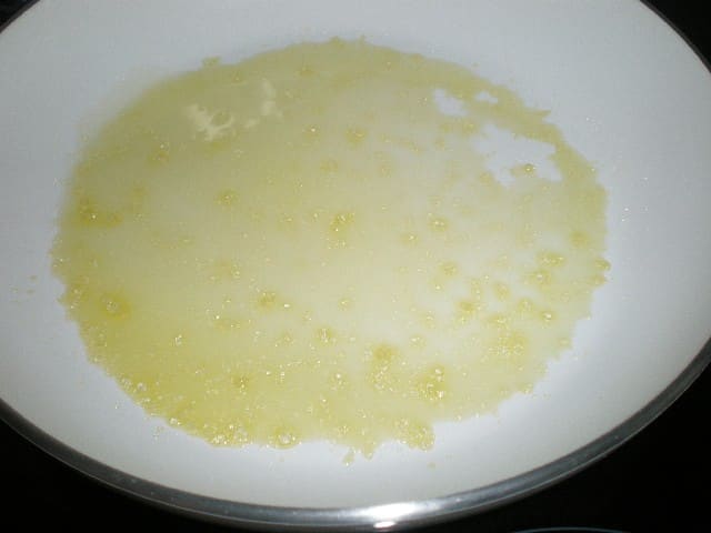 Sartén con aceite y sal 