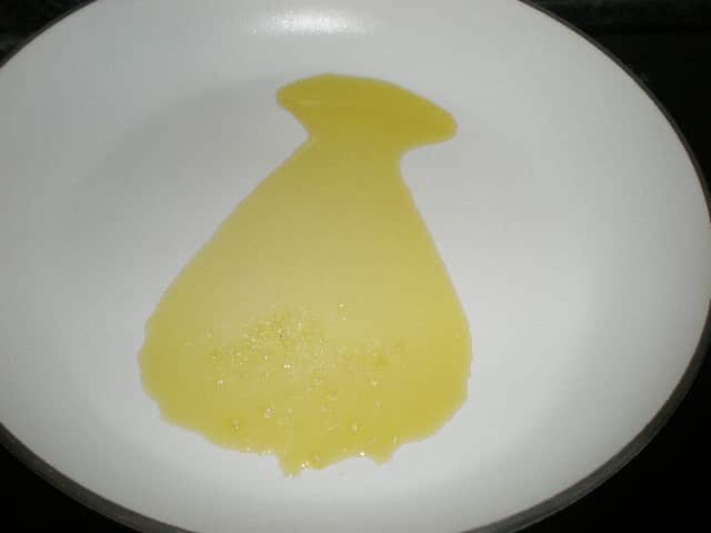 Sartén con aceite y sal 