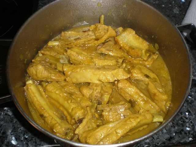Costillas de cerdo en salsa de cebollas tiernas 