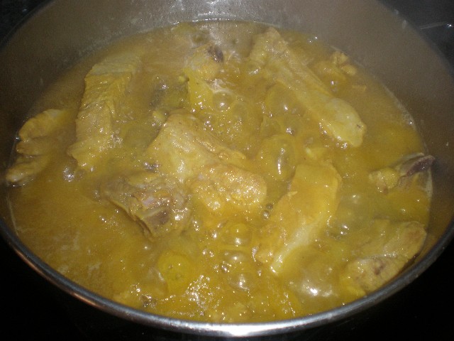 Costillas de cerdo en salsa de cebollas tiernas