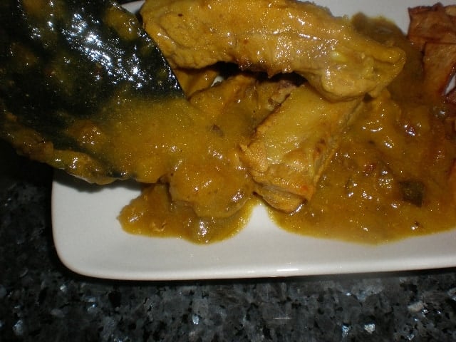 Costillas de cerdo en salsa de cebollas tiernas