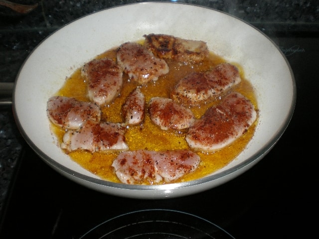 Freír los lomos de pechuga de pavo 