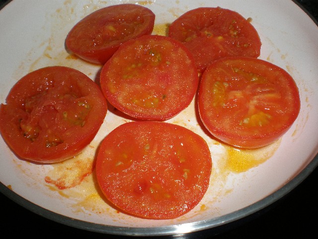 Medios tomates fritos