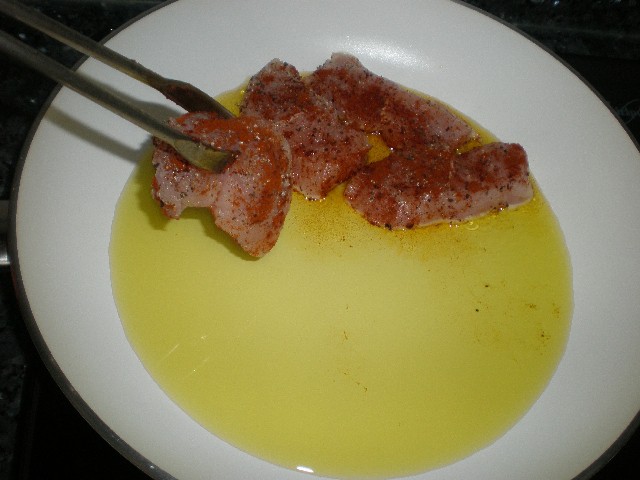 Freír los lomos de pechuga de pavo 