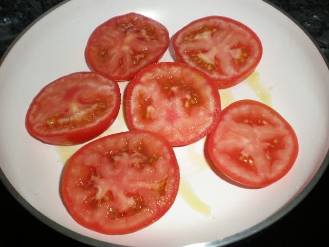 Freír medios tomates