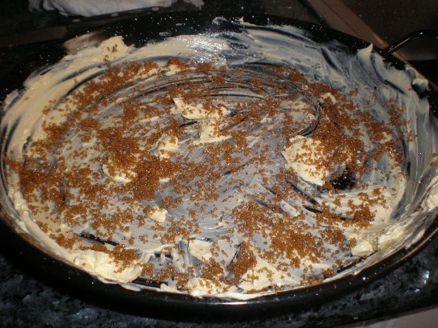 Molde con mantequilla y azúcar