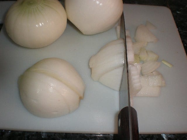 Partir cebollas tiernas