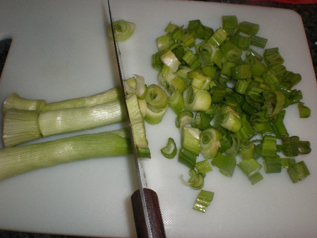 Partir cebollas tiernas