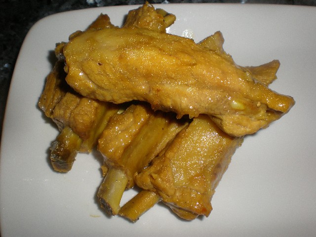 Costillas de cerdo en salsa de cebollas tiernas