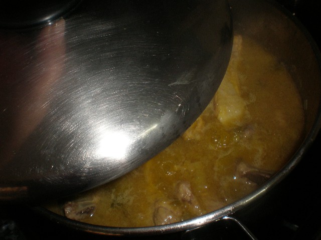 Tapar costillas de cerdo en salsa de cebollas tiernas