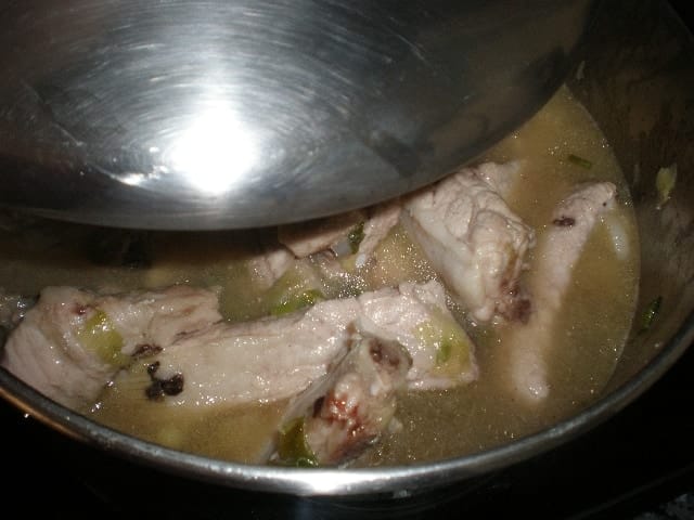 Tapar costillas de cerdo en salsa de cebollas tiernas