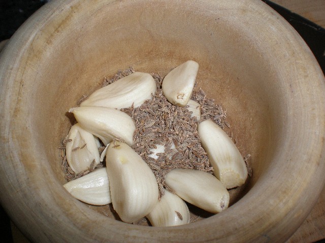 Ajo y comino en mortero
