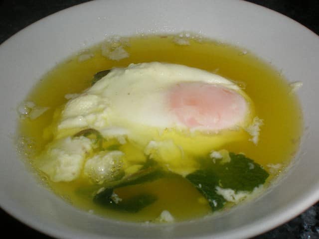 Caldo de pollo con huevos escalfados