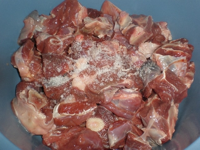 Carne de cabra con sal