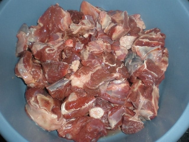 Carne de cabra troceada