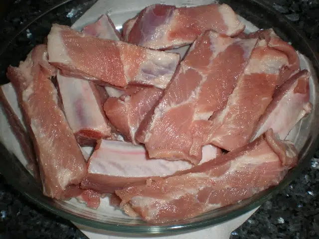 Costillas de cerdo limpias y troceadas Costillas de cerdo limpias y troceadas