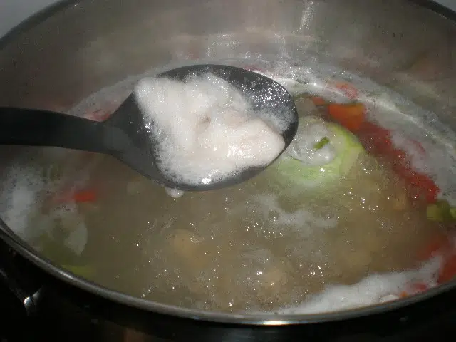 Despumar los garbanzos rancheados