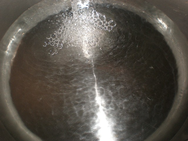 Echar agua en la cazuela