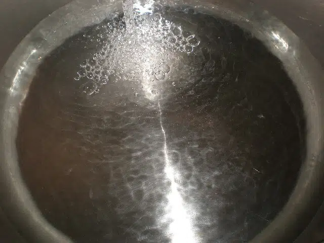 Echar agua en la cazuela