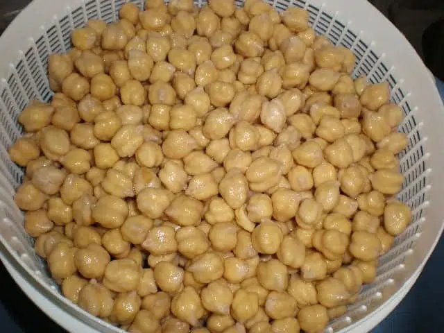 Garbanzos lechosos escurridos