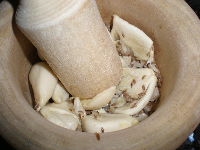 Machacar ajo y cominos