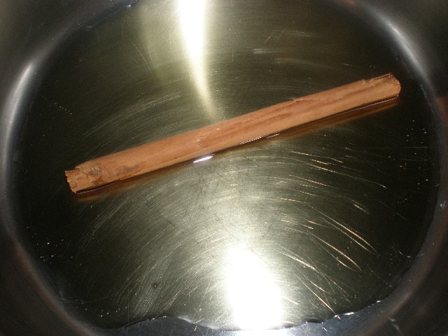 Freír la canela en rama