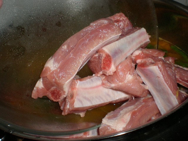 Cocinar costillas de cerdo al romero