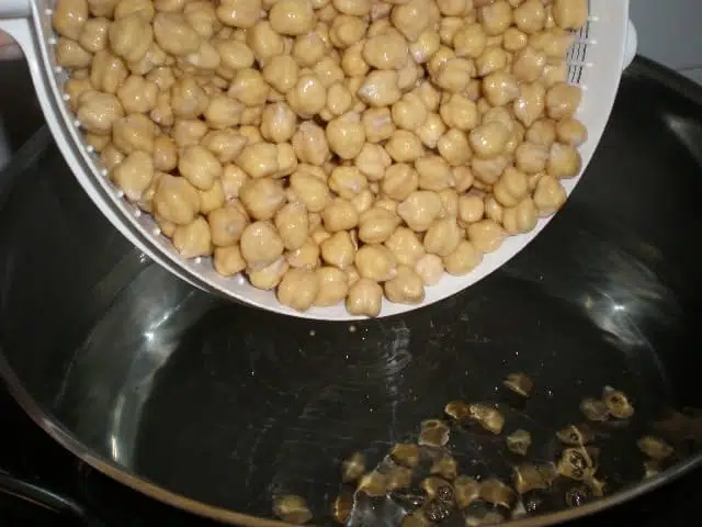 Meter los garbanzos lechosos en la cazuela