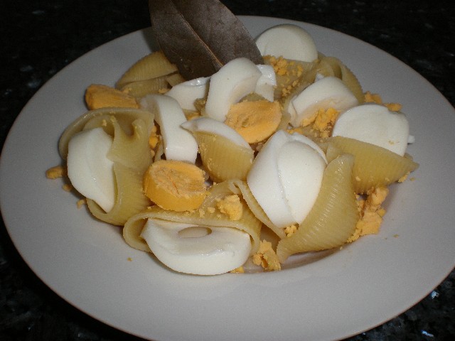 Lumaconis con huevo duro y aceite