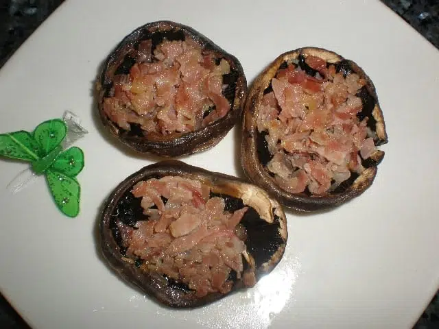 Champiñones rellenos de dos jamones Champiñones rellenos de dos jamones