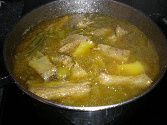 Caldoso de costillas con serrano y pepinillos