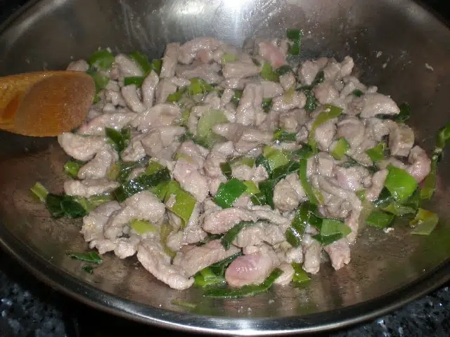 Tiras de cerdo con verde de puerro Tiras de cerdo con verde de puerro