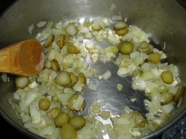 Marcar pepinillos con cebolla y ajo