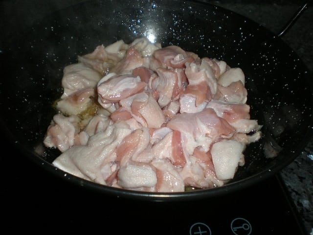 Freír carne de cochino negro