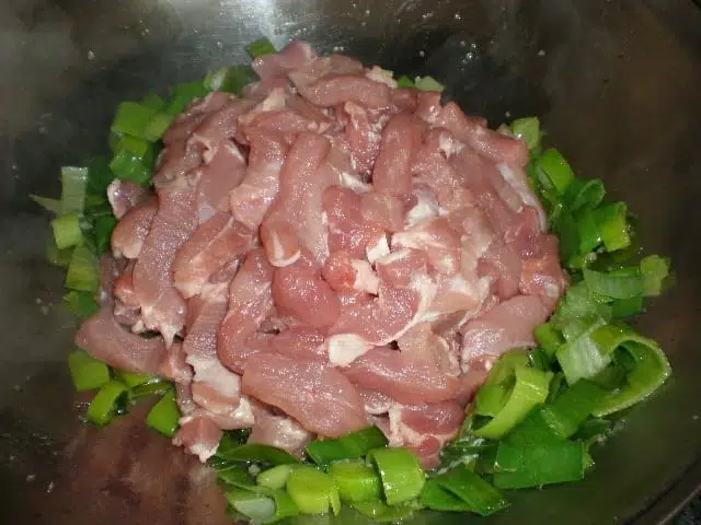 Tiras de cerdo con verde de puerro